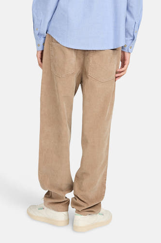 Pantalon beige d'ELEMENT, vu de l'rière avec une une ajuste et des baskets légères.