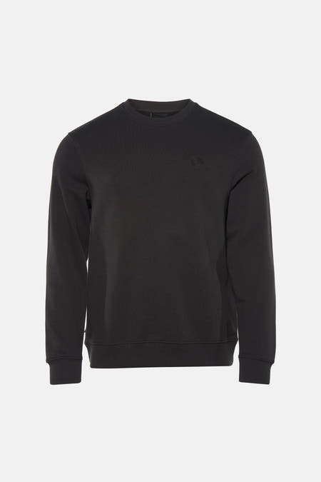 Pull noir ELEMENT, à manches longues, combiné avec un jean déchiré et des baskets beiges.