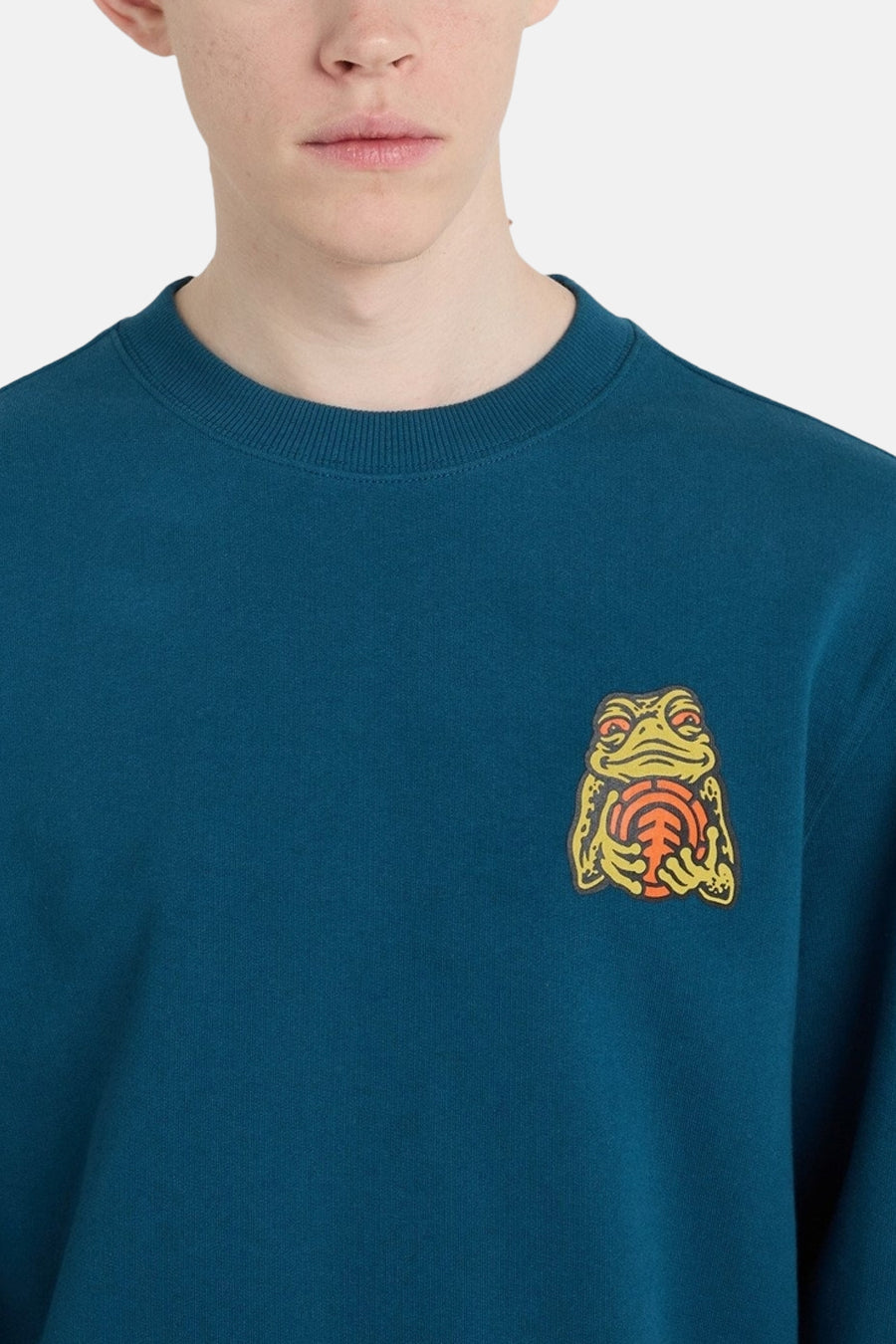 Blauwe sweater van ELEMENT met een print van een kikker die een bal vasthoudt.