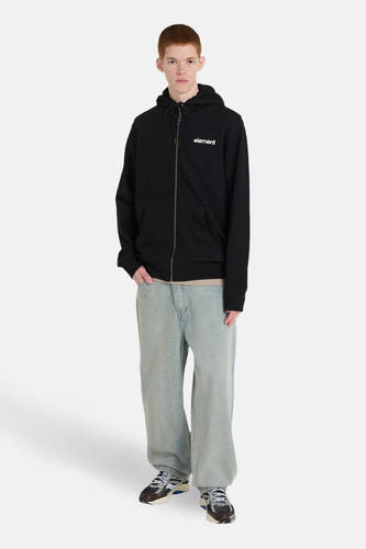 Pull noir et gilet d'ELEMENT, avec capuche et fermeture éclair, porté avec des jeans larges et des baskets.