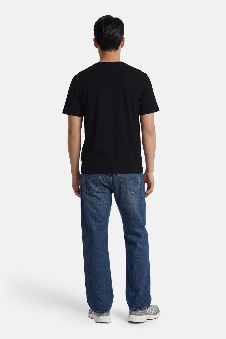 Sweat à capuche gris de ELEMENT. Vue arrière d'un homme portant un t-shirt noir, un jean bleu et des baskets grises.