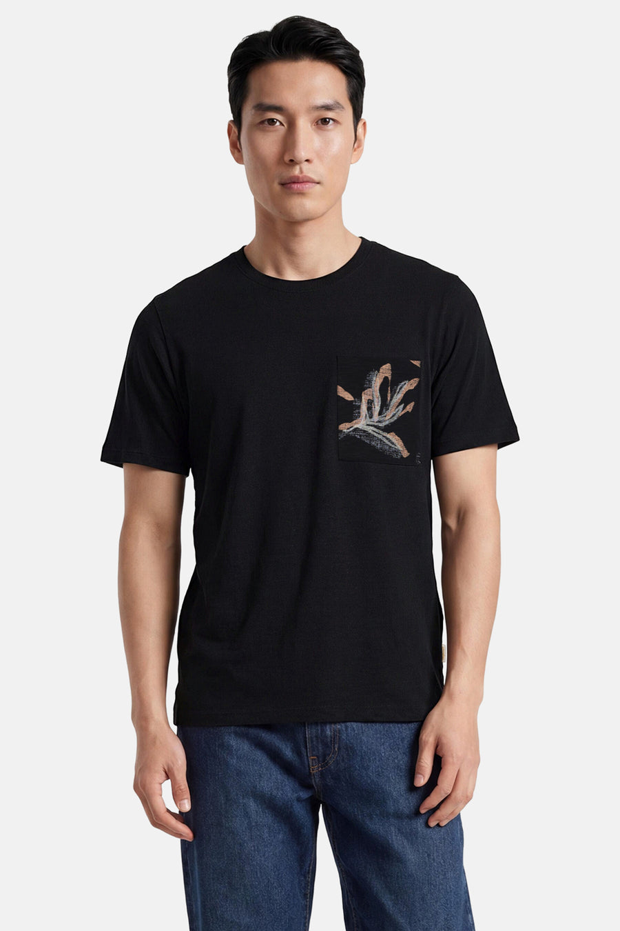 T-shirt à manches courtes et col rond noir de ELEMENT, avec une poche poitrine à imprimé abstrait marron clair et blanc, porté avec un jean bleu.