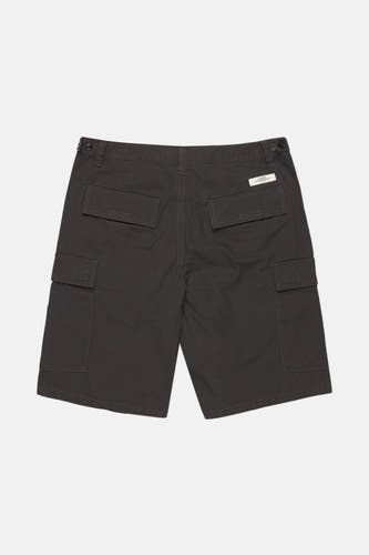 Short noir d'Element, avec des poches cargo sur les jambes et des poches arrière.