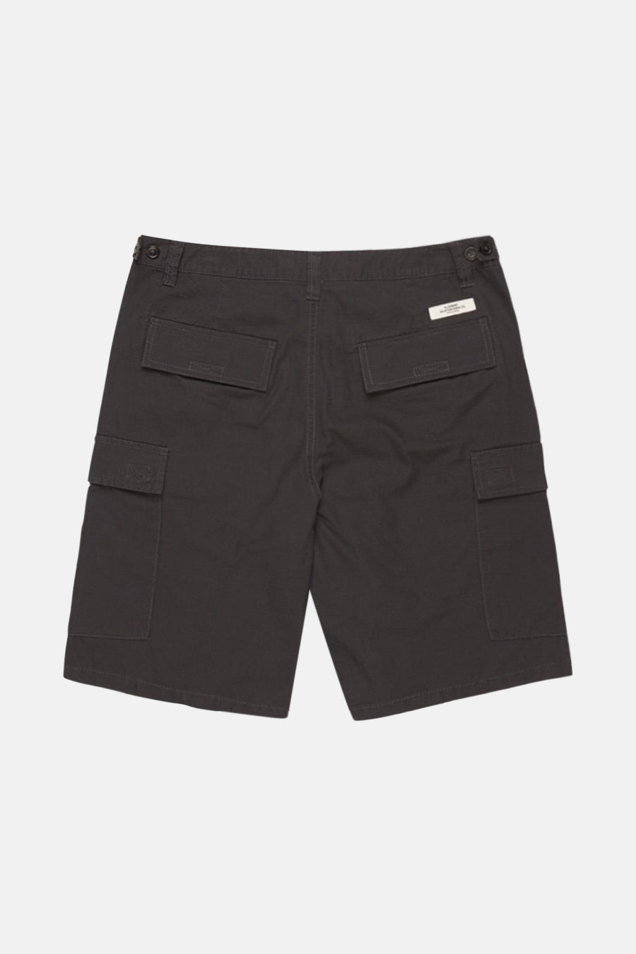 Short noir d'Element, avec des poches cargo sur les jambes et des poches arrière.