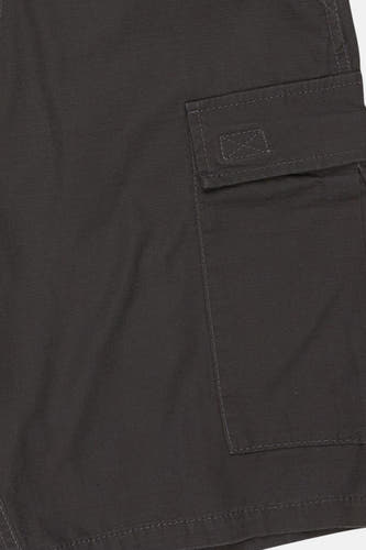 Zwarte short van ELEMENT, met een cargo zak en stiksels.
