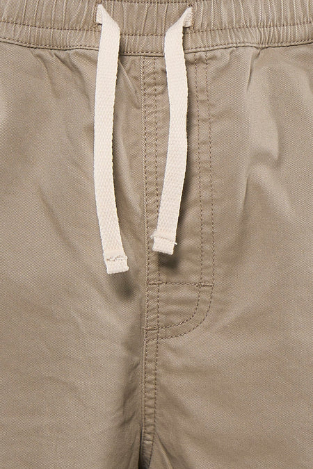 Short beige d'ELEMENT avec cordon de serrage blanc cassé, taille élastique et détails cousus sur le devant.