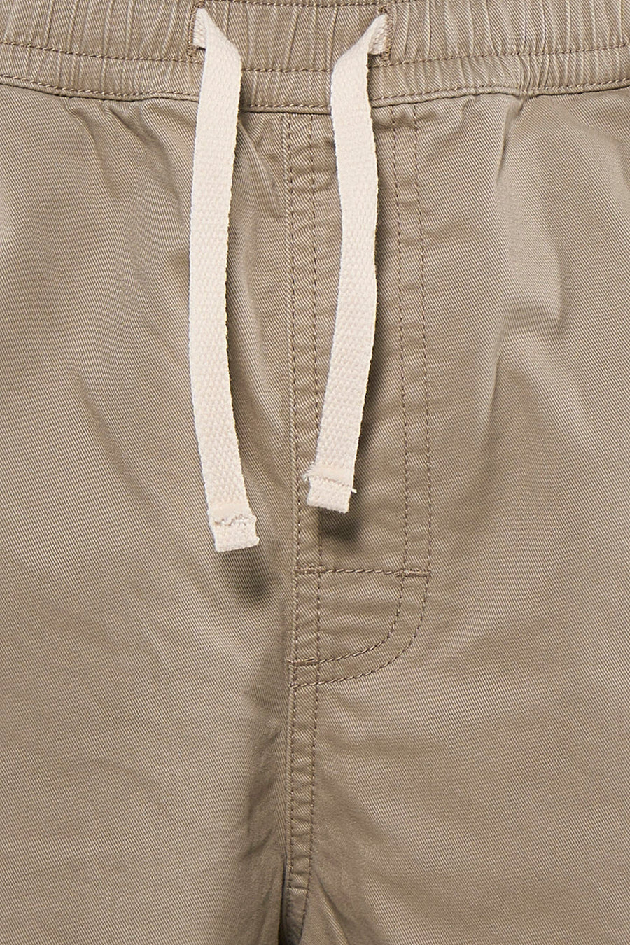 Short beige d'ELEMENT avec cordon de serrage blanc cassé, taille élastique et détails cousus sur le devant.