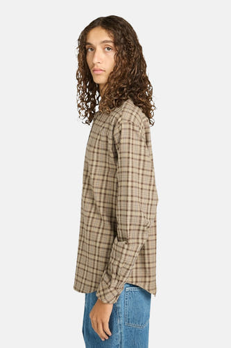Chemise beige à manches longues d'ELEMENTE avec un motif à carreaux, portée avec un jeans bleu.