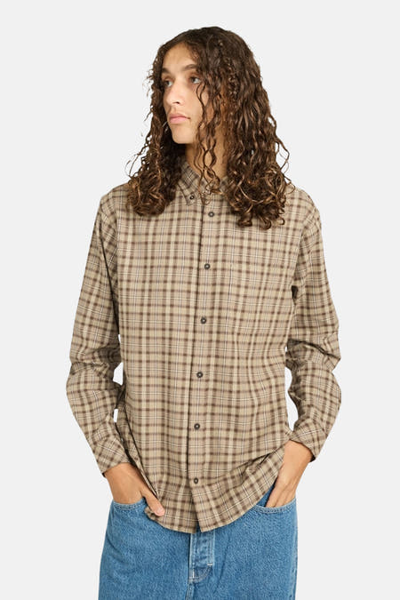 Chemise beige à manches longues d'ELEMENT, avec un motif de carreaux et portée avec un jeans bleu.