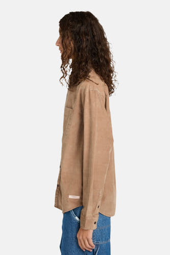 Chemise beige à manches longues d'ELEMENT, montrée sur le côté, associée à un jean bleu.