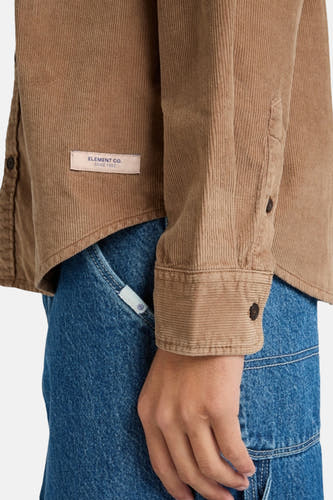 Chemise en corduroy beige à longues manches d'ELEMENT Co., étiquette visible et fermeture à boutons, coupée.