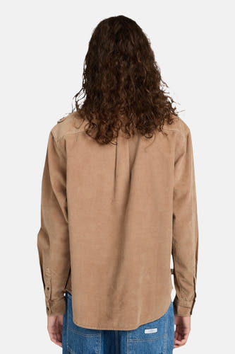 Chemise beige à longues manches d'ELEMENT, vue de derrière, avec une texture corduroy et de longs boucles brunes.