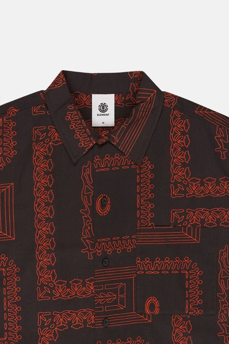 Zwart, kort mouw overhemd van ELEMENT met oranje geometrische patronen en knoopsluiting.
