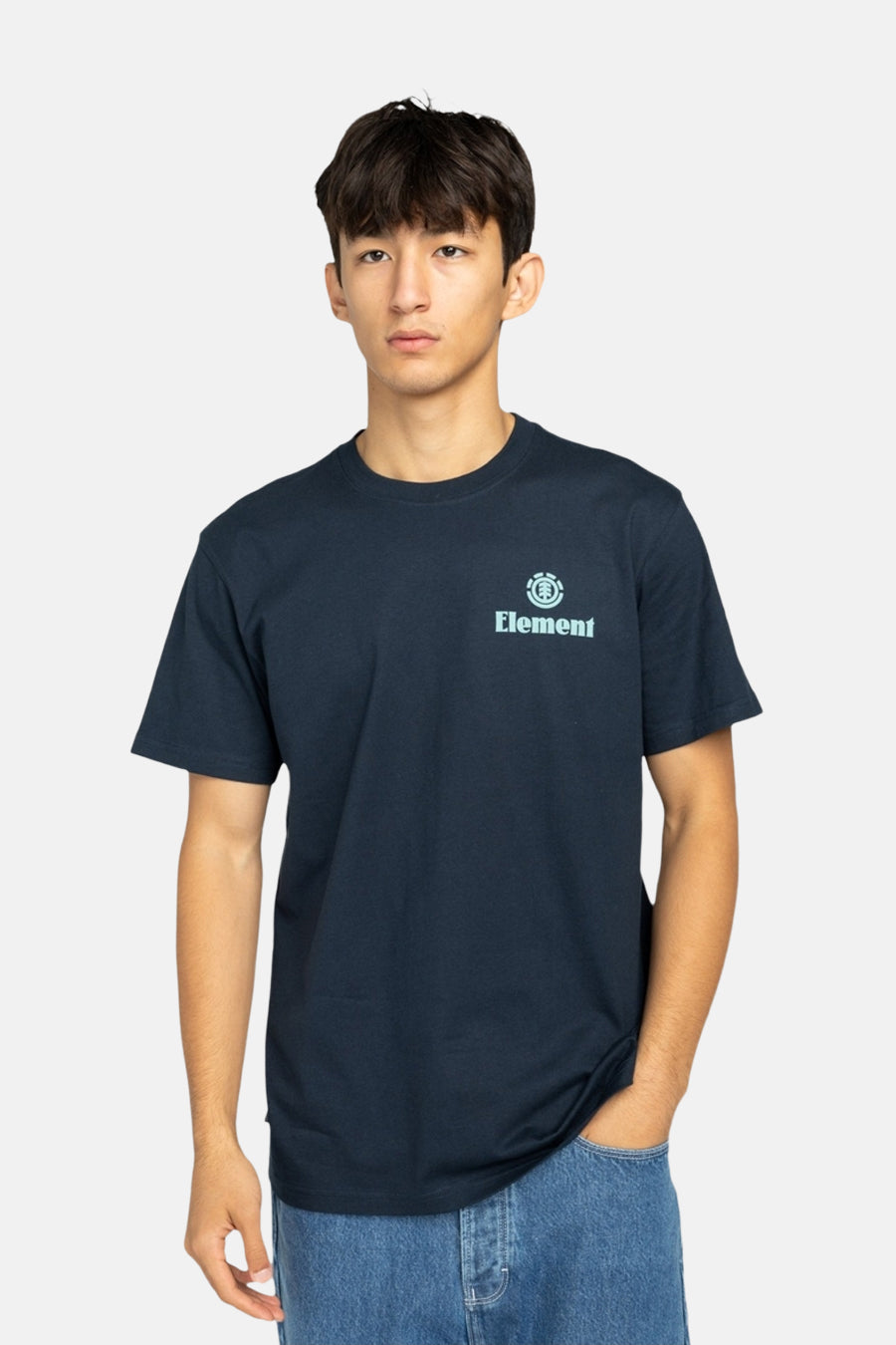 Een man draagt een donkerblauw Element T-shirt en een blauwe jeans.