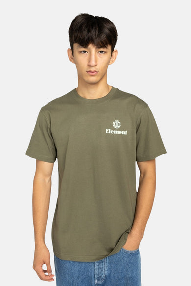T-shirt vert avec manches courtes d'ELEMENT, avec un petit logo sur la poitrine, associé à un jean.