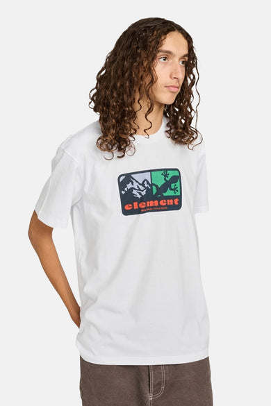 T-shirt blanc à manches courtes d'ELEMENT, porté en vue latérale avec un pantalon marron.