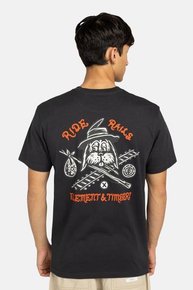 T-shirt noir à manches courtes d'ELEMENT, avec un imprimé sur le dos comprenant du texte et une figure imaginaire.