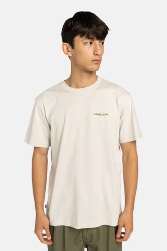T-shirt écru à manches courtes d'ELEMENT, avec un petit logo sur la poitrine, porté avec un pantalon olive.