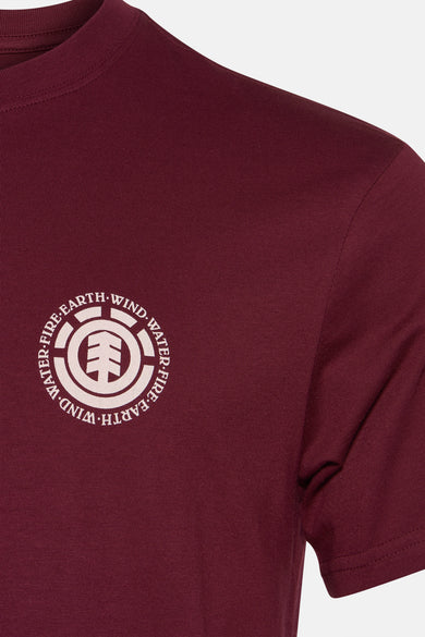 T-shirt rouge à manches courtes d'ELEMENT, avec une impression ronde sur la poitrine.