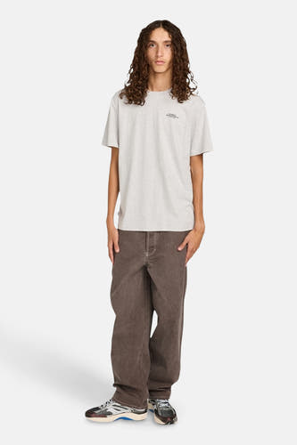 T-shirt gris à manches courtes d'ELEMENT, porté avec un pantalon marron et des baskets.