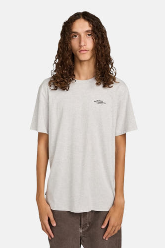 T-shirt gris à manches courtes d'ELEMENT, avec une petite impression de texte sur la poitrine et un fond uni.
