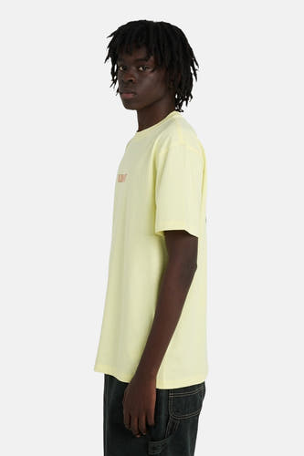 T-shirt à manches courtes jaune de ELEMENT, vue de côté, porté avec un pantalon foncé.