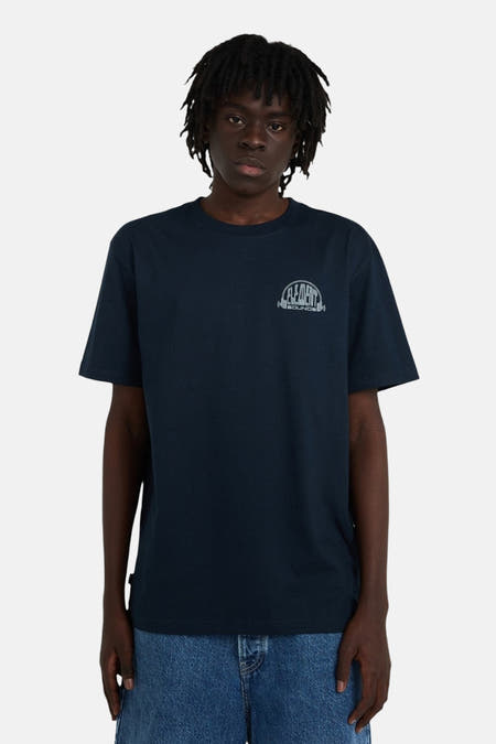 T-shirt bleu à manches courtes d'ELEMENT, avec une impression d'un groupe de personnes autour d'une table tournante sur le dos.