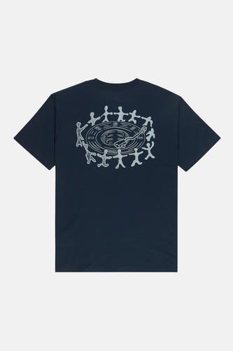T-shirt bleu à manches courtes d'ELEMENT, avec un imprimé de poupées autour d'une table tournante sur le dos.