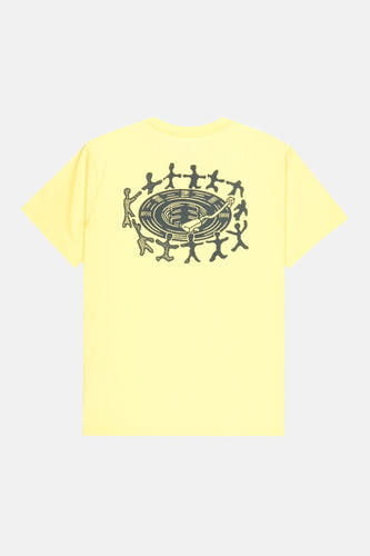T-shirt jaune à manches courtes d'Element, avec un imprimé de platine entouré de personnages dans le dos.