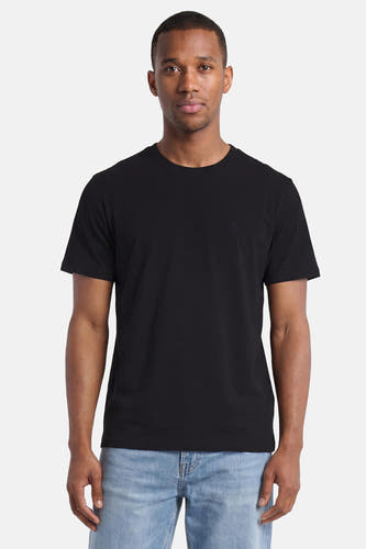 T-shirt noir d'ELEMENT avec logo ton sur ton brodé sur la poitrine, porté par un homme en jean bleu clair.