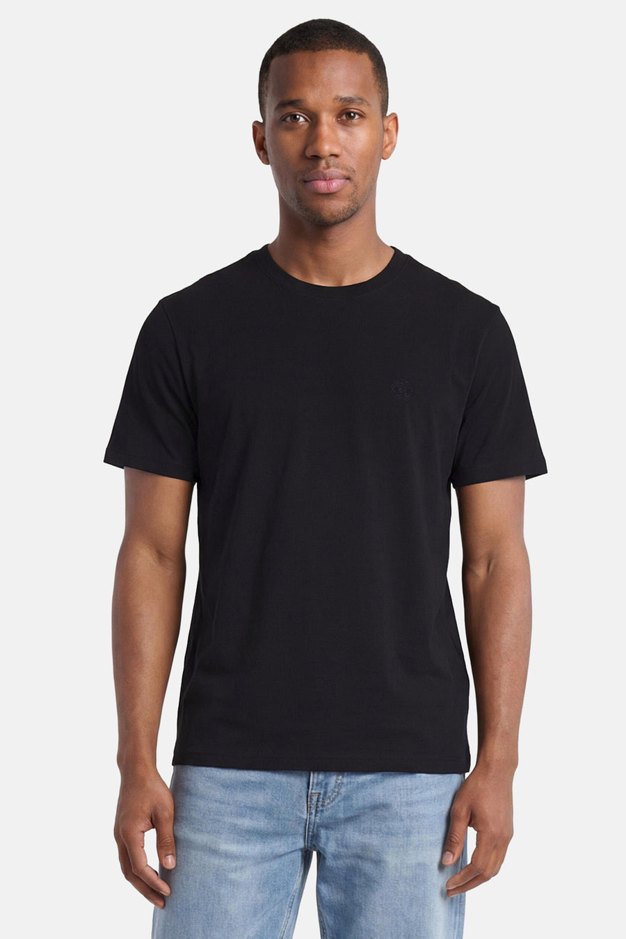 T-shirt noir d'ELEMENT avec logo ton sur ton brodé sur la poitrine, porté par un homme en jean bleu clair.