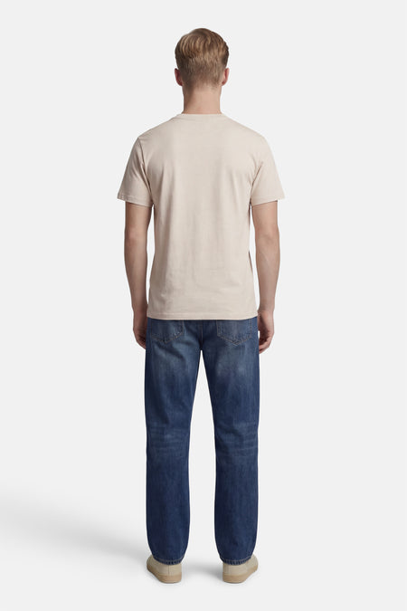 T-shirt beige à manches courtes de ELEMENT, vu de dos, avec un jean bleu et des chaussures beiges.