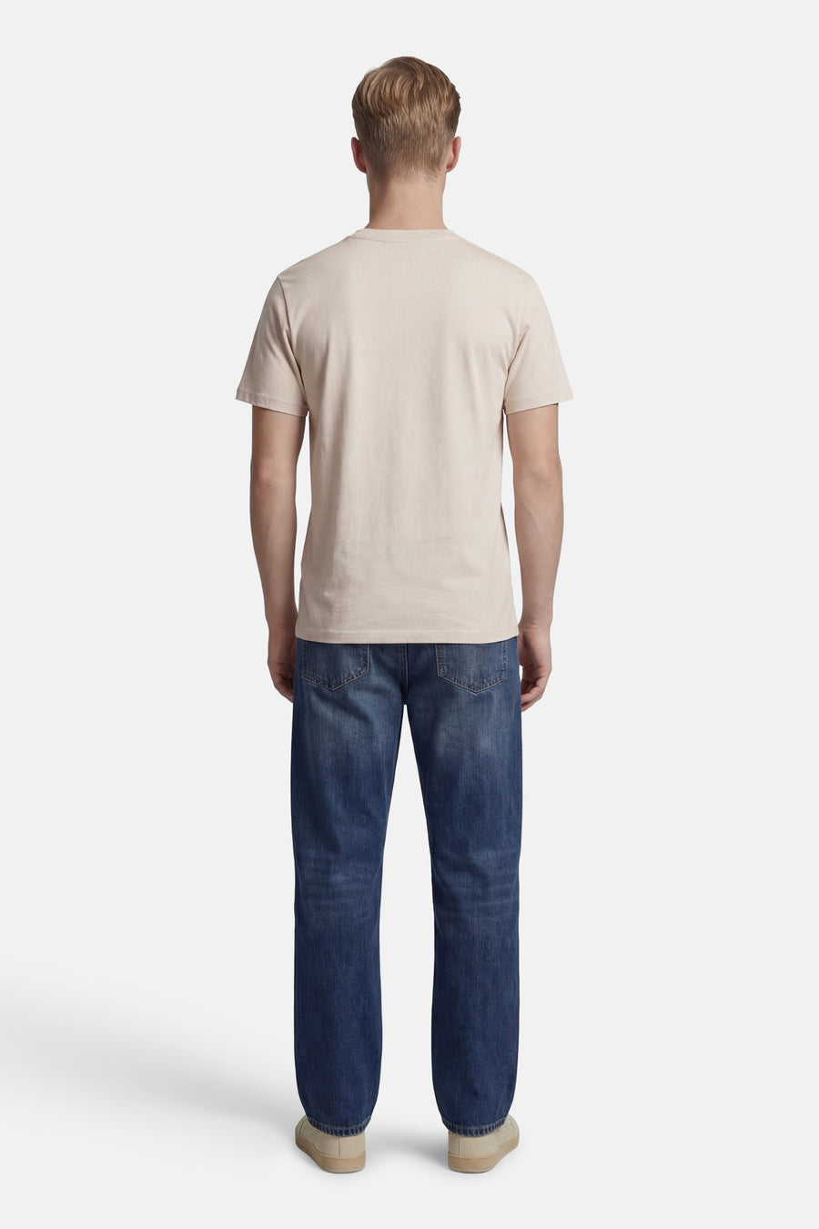 T-shirt beige à manches courtes de ELEMENT, vu de dos, avec un jean bleu et des chaussures beiges.