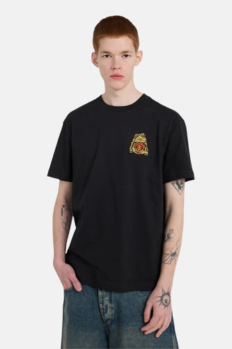 T-shirt noir à manches courtes de ELEMENT, avec un petit imprimé sur la poitrine, porté avec un jean.