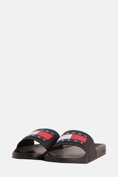 Chaussettes noires de TOMMY JEANS, avec détail de logo rouge et blanc sur la bande.