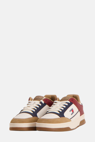 Sneakers multicolores de TOMMY JEANS, avec des lacets blancs et des accents marrons.