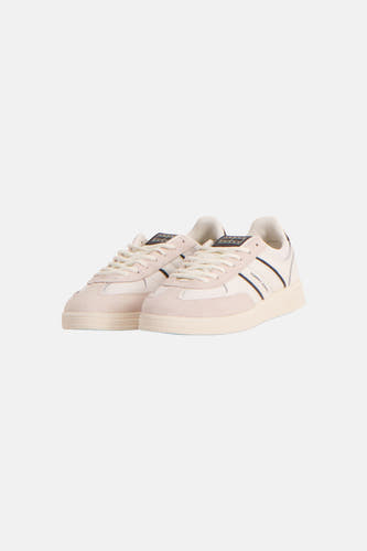 Baskets blanches avec daim beige de TOMMY JEANS, avec des rayures bleues et le texte du logo sur le côté.