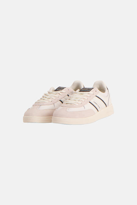 Baskets blanches avec daim beige de TOMMY JEANS, avec des rayures bleues et le texte du logo sur le côté.
