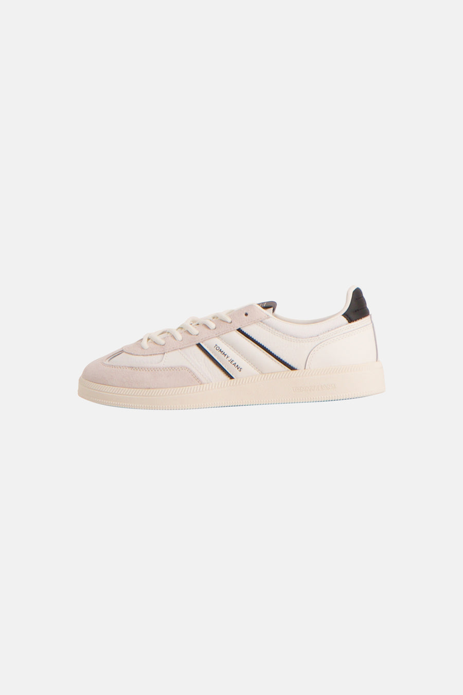 Baskets blanches TOMMY JEANS avec accents en daim, deux bandes bleu foncé avec inscription de la marque et détail noir au talon.