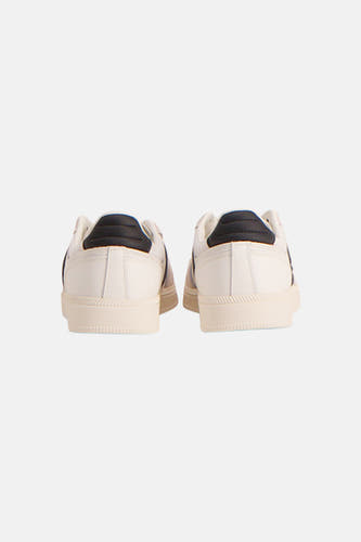 Baskets blanches TOMMY JEANS, vue arrière avec contreforts noirs et semelles crème.