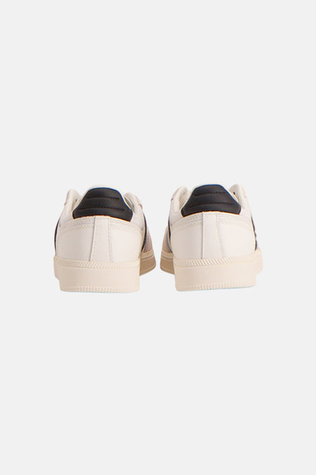 Baskets blanches TOMMY JEANS, vue arrière avec contreforts noirs et semelles crème.