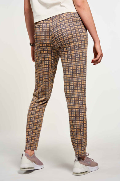Pantalon rose de CEMI by Céline & Michiel à motif à carreaux, combiné avec des baskets et un t-shirt blanc.
