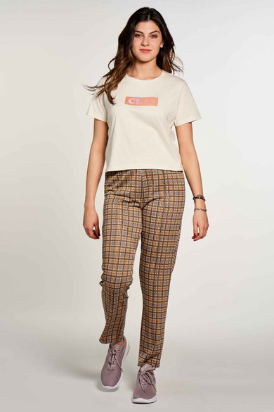 Pantalon 7/8 rose de CEMI by Céline & Michiel, avec un motif à carreaux marron et combiné avec un t-shirt blanc et des baskets roses.