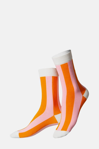 Chaussettes multicolores d'EAT MY SOCKS, avec un motif rayé orange et rose et des accents blancs.