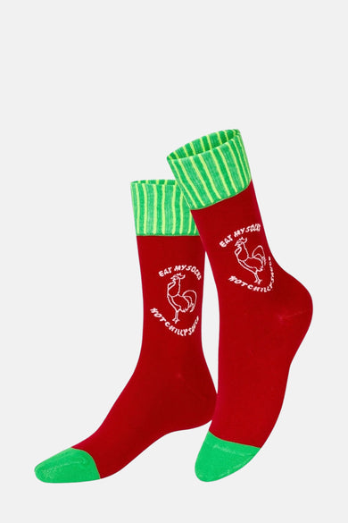 Chaussettes multicolores d'EAT MY SOCKS, avec un design rouge, une che verte et une talon, ainsi qu'un logo.