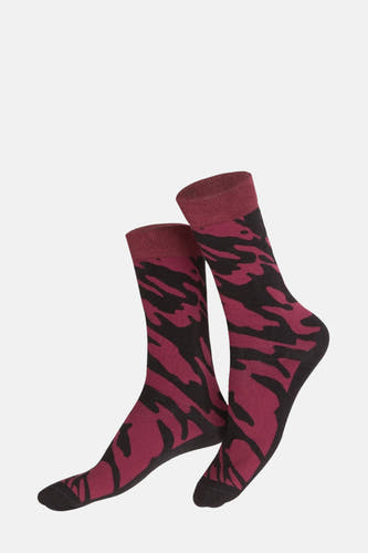 Chaussettes multicolores d'EAT MY SOCKS avec un motif de camouflage abstrait noir et bordeaux.
