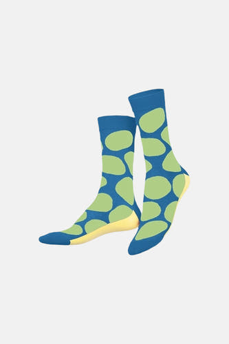 Blauwe sokken met groene stippen en gele zool, van EAT MY SOCKS, op witte achtergrond, front view