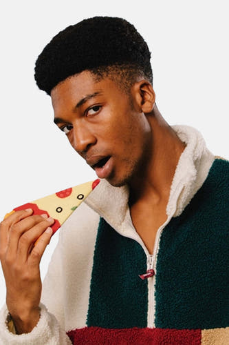Chaussettes multicolores d'EAT MY SOCKS avec imprimé pizza et un homme qui prend une bouchée.