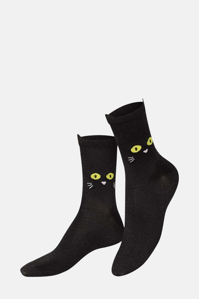 Chaussettes noires d'EAT MY SOCKS, avec un visage de chat et des moustaches.