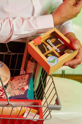 Chaussettes multicolores d'EAT MY SOCKS, dans une boîte étiquetée "Chocolate Box", vues dans un panier d'achat.